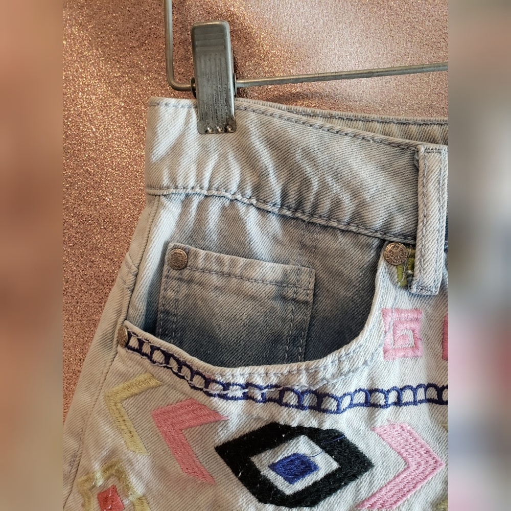 Body Central Embroidered Distresed Jean Shorts - Picture 5 of 8
